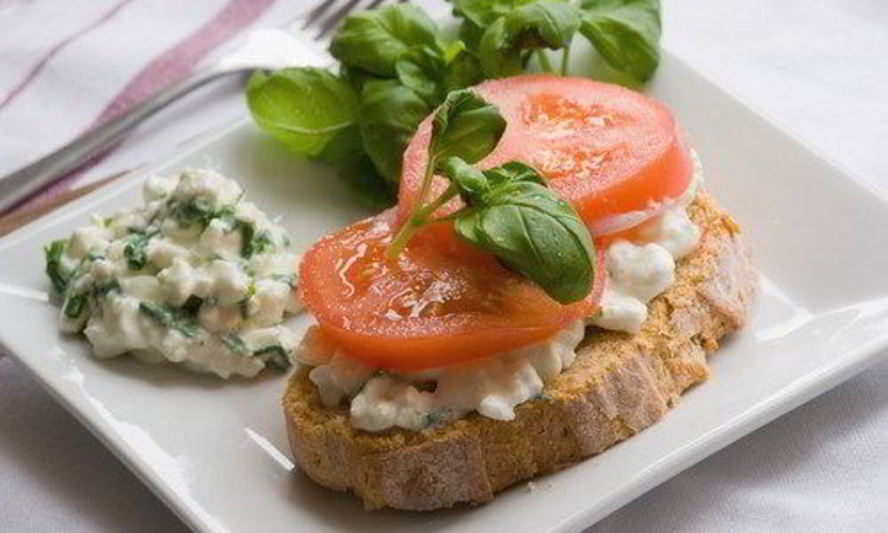 Рецепт крема-сыра из рикотты, ветчины и зеленого лука