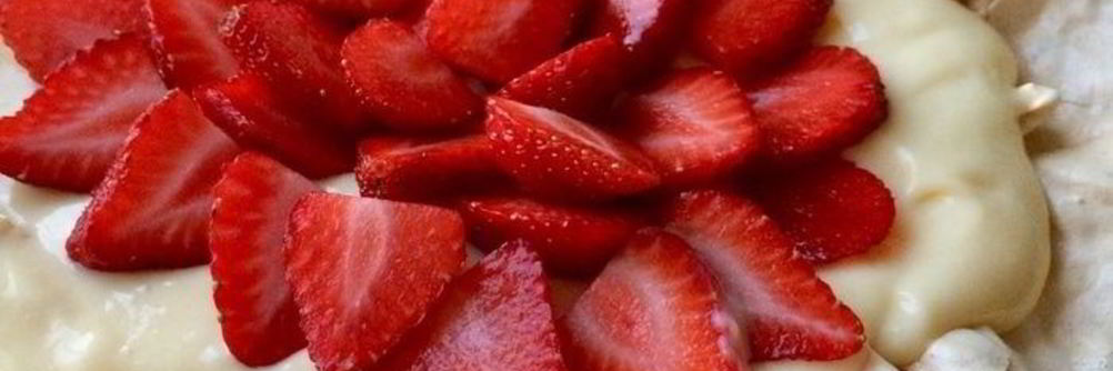 Павлова с клубникой и заварным кремом