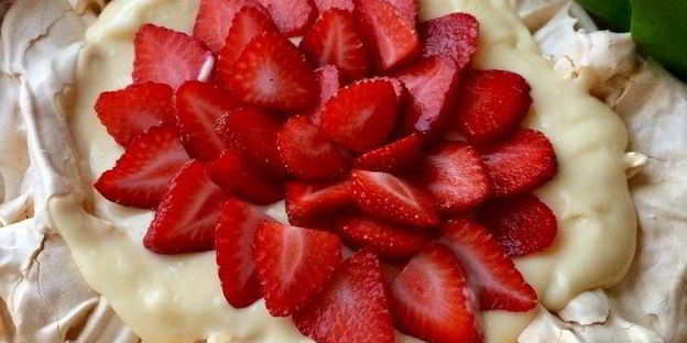 павлова с клубникой и заварным кремом