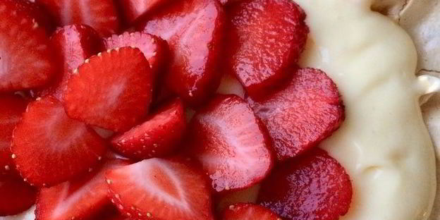 павлова с клубникой и заварным кремом