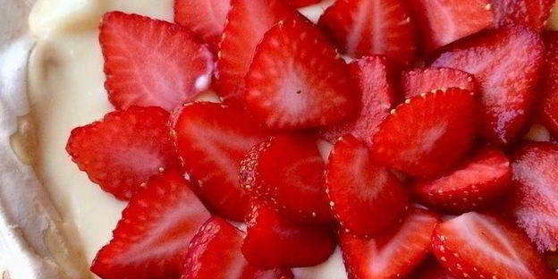 павлова с клубникой и заварным кремом