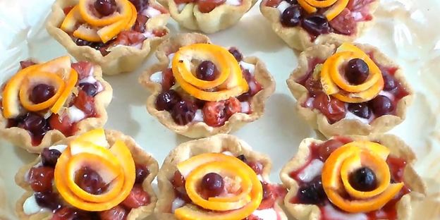 песочные корзинки с кремом и ягодами