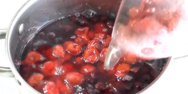 песочные корзинки с кремом и ягодами