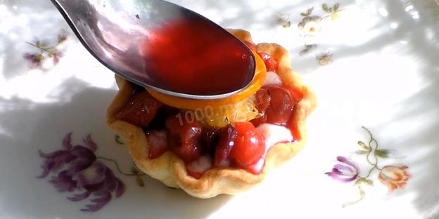 песочные корзинки с кремом и ягодами