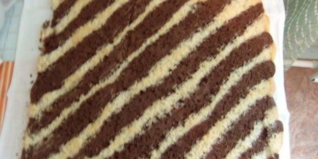 полосатый рулад с шоколадным кремом