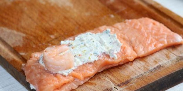 рулетики из лосося с кремом из рикотты