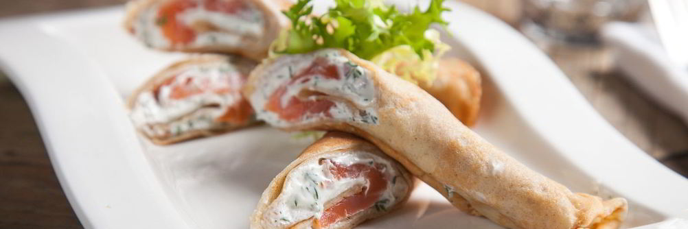 Ржаные блинные рулетики с красной рыбой и сливочно-сырным кремом