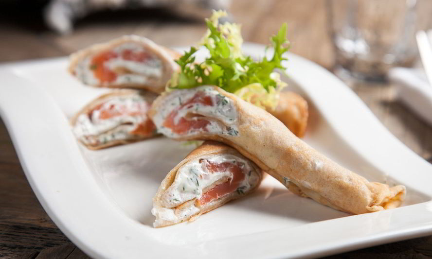 Рецепт ржаных блинных рулетиков с красной рыбой и сливочно-сырным кремом