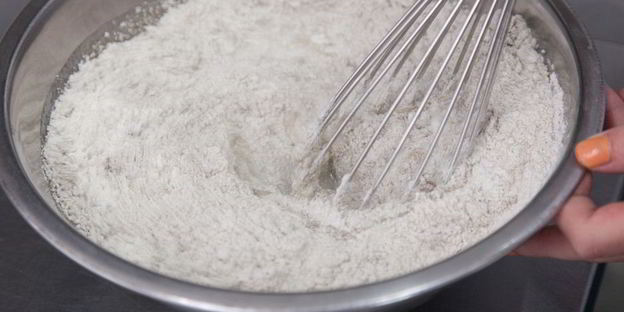 ржаные блинные рулетики с красной рыбой и сливочно-сырным кремом