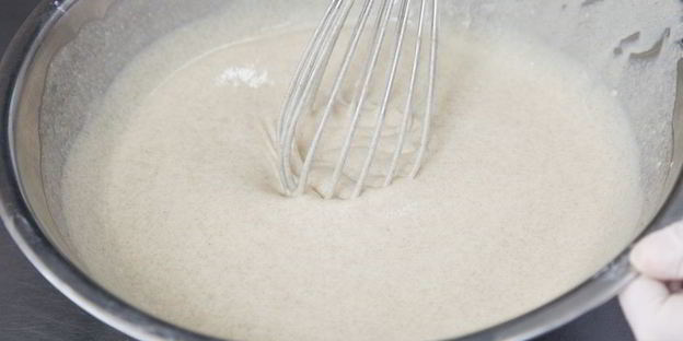 ржаные блинные рулетики с красной рыбой и сливочно-сырным кремом