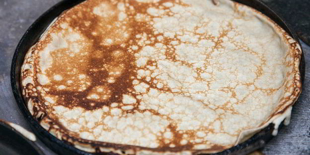 ржаные блинные рулетики с красной рыбой и сливочно-сырным кремом