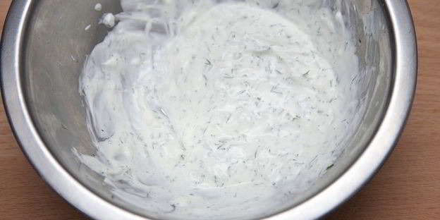 ржаные блинные рулетики с красной рыбой и сливочно-сырным кремом