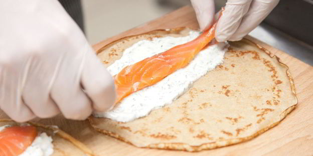 ржаные блинные рулетики с красной рыбой и сливочно-сырным кремом