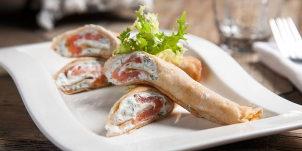 ржаные блинные рулетики с красной рыбой и сливочно-сырным кремом