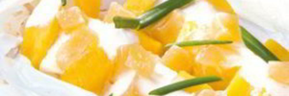 Шашлыки из ананаса с соусом крем-фреш