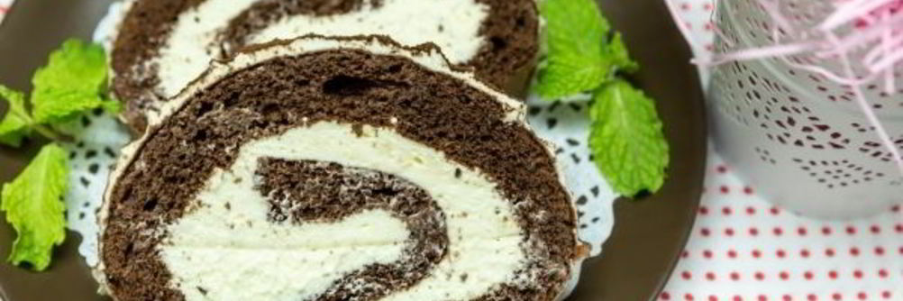 Шоколадный бисквитный рулет со сливочным кремом