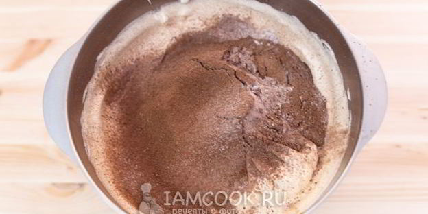 шоколадный бисквитный рулет со сливочным кремом