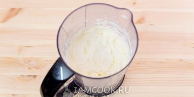 шоколадный бисквитный рулет со сливочным кремом