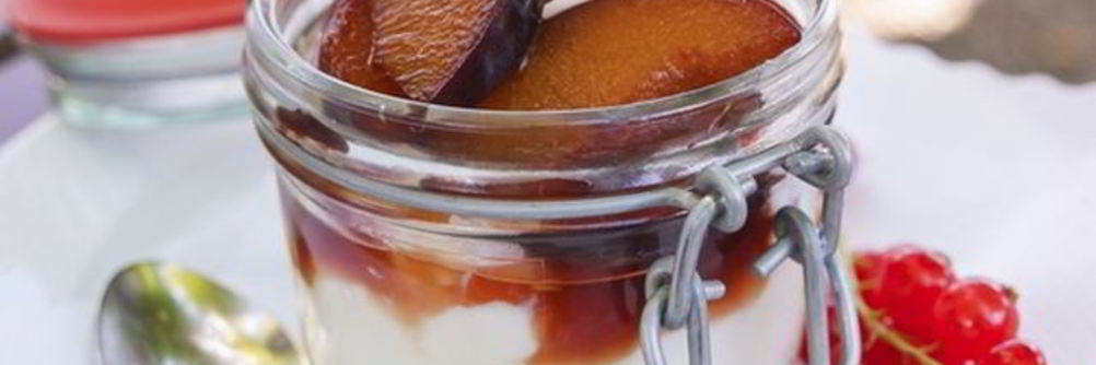 Сливы в портвейне с марципаново-творожным кремом