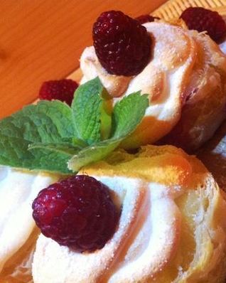 Слоеные корзиночки с кремом и малиной