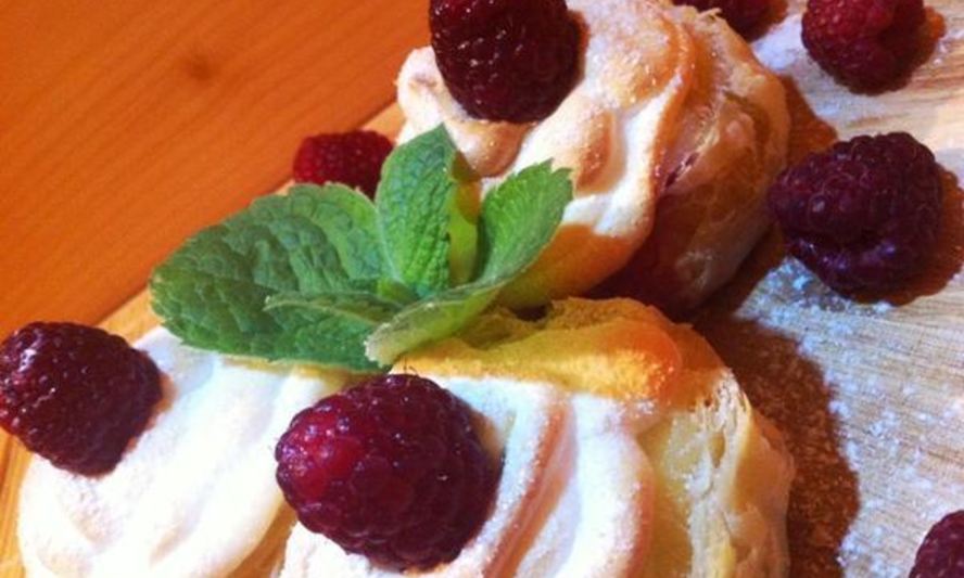 Рецепт слоеных корзиночек с кремом и малиной