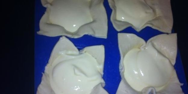 слоеные корзиночки с кремом и малиной