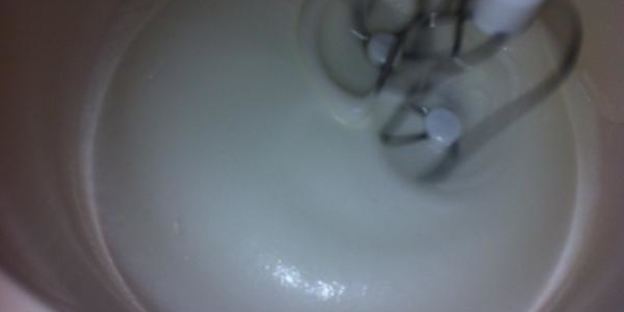 слоеные корзиночки с кремом и малиной