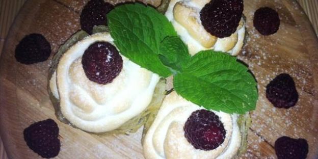 слоеные корзиночки с кремом и малиной