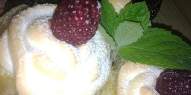 слоеные корзиночки с кремом и малиной