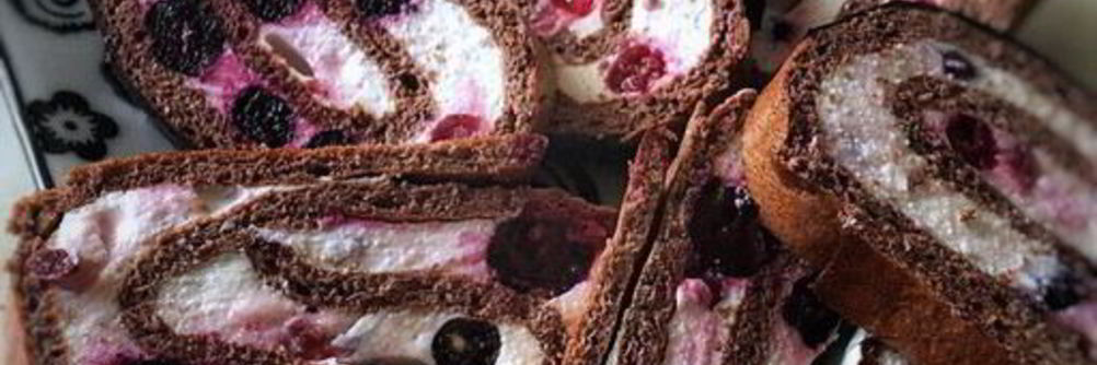 Смородиновый рулет с творожным кремом