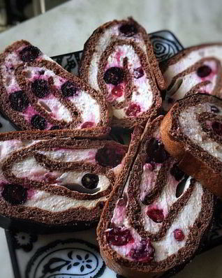 Смородиновый рулет с творожным кремом