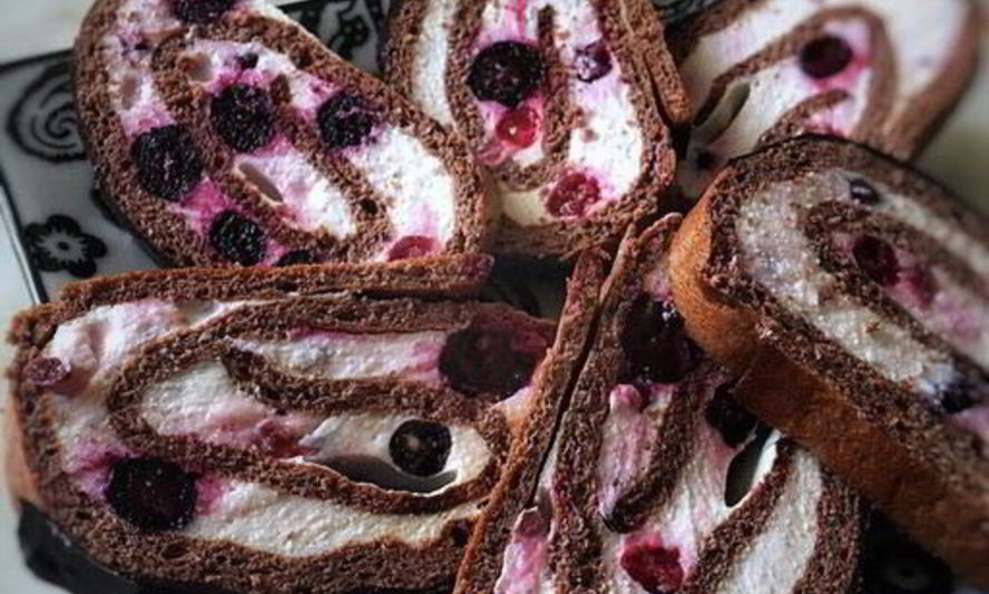 Рецепт смородинового рулета с творожным кремом