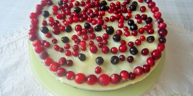 тортик с заварным кремом и ягодами