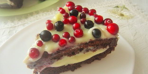 тортик с заварным кремом и ягодами