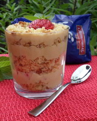 Трайфл с рисовым кремом, клубникой и бананом