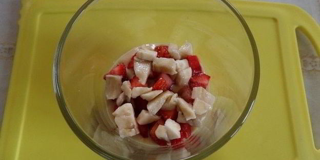 трайфл с рисовым кремом, клубникой и бананом