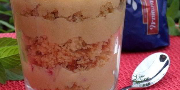 трайфл с рисовым кремом, клубникой и бананом