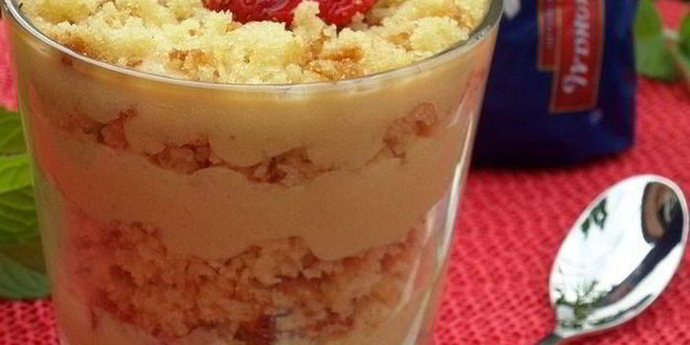 трайфл с рисовым кремом, клубникой и бананом