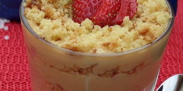 трайфл с рисовым кремом, клубникой и бананом