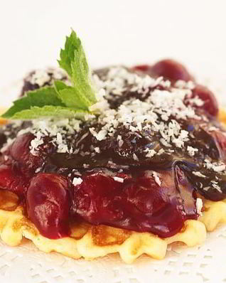 Вишневый десерт с шоколадным кремом