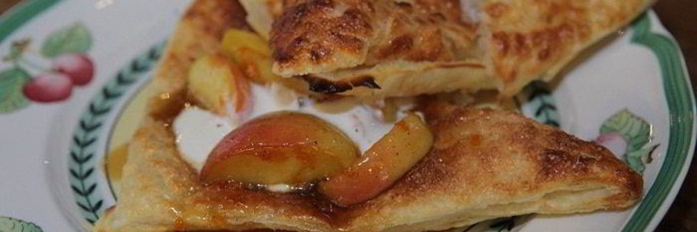 Яблоки на слоеном тесте со сметанным кремом