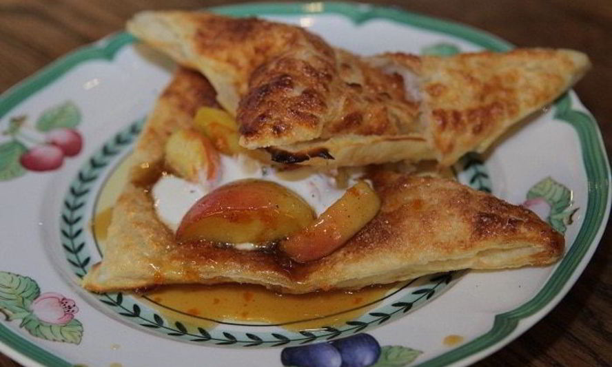 Рецепт яблок на слоеном тесте со сметанным кремом