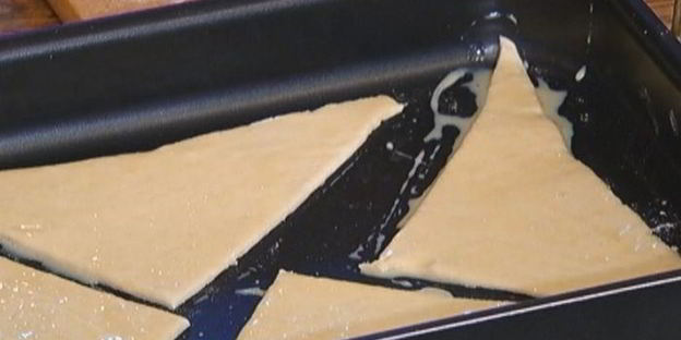 яблоки на слоеном тесте со сметанным кремом