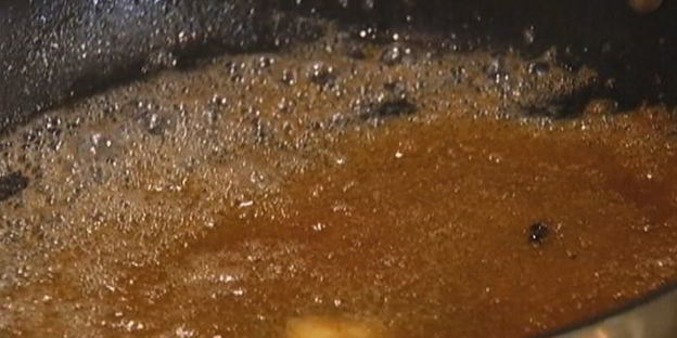 яблоки на слоеном тесте со сметанным кремом