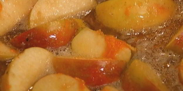 яблоки на слоеном тесте со сметанным кремом