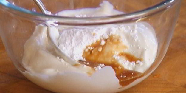 яблоки на слоеном тесте со сметанным кремом