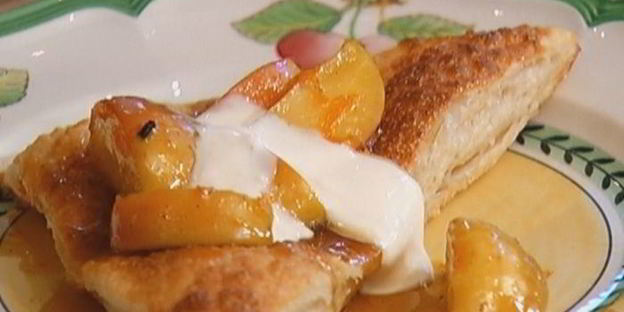 яблоки на слоеном тесте со сметанным кремом