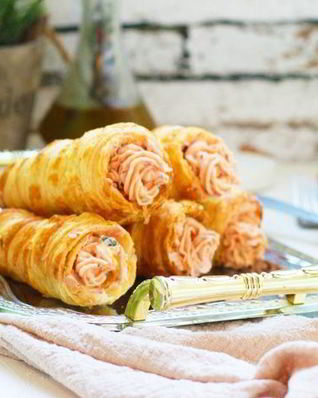 Закусочные трубочки с кремом из копченого лосося