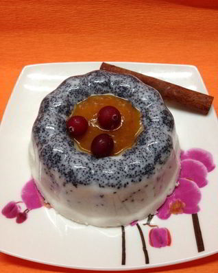 Маковый десерт под соусом из кураги