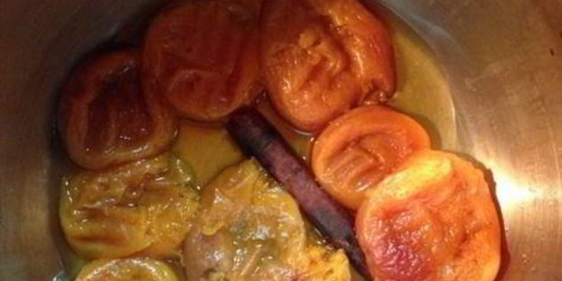 маковый десерт под соусом из кураги